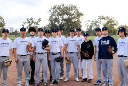 Eine Gruppe von Baseball spielenden Schülerinnen und Schülern der Vistamar School steht gemeinsam auf dem Baseballfeld.
