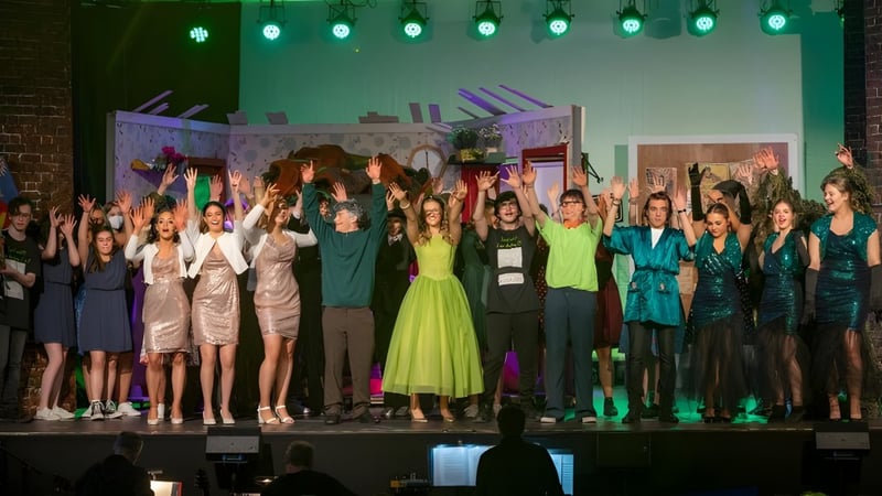 Eine Gruppe von Schülerinnen und Schülern der W.F. Herman Academy Secondary School steht während eines Bühnenauftritts auf der Bühne.