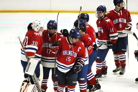 Schüler der W.F. Herman Academy Secondary School spielen Hockey auf der Eisbahn in der Sportarena.