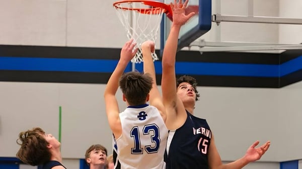 Zwei Basketballspieler kämpfen um den Ball auf dem Basketballfeld der W. L. Seaton Secondary School.