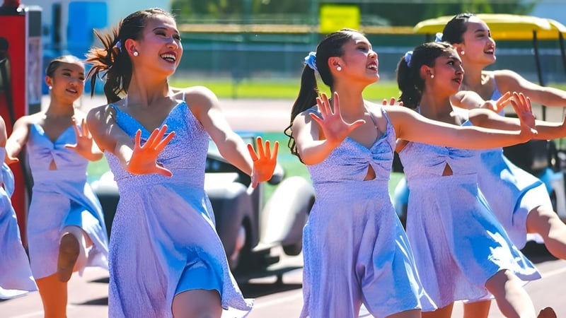 Eine Gruppe junger Frauen führt im Außenbereich auf dem Campus der Walnut Valley School District eine Tanzaufführung auf.