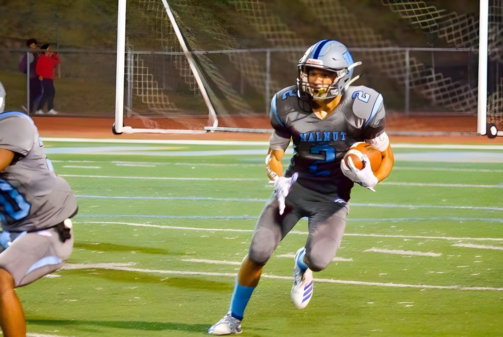 Ein Footballspieler läuft auf dem Spielfeld des Walnut Valley School District während eines Spiels.