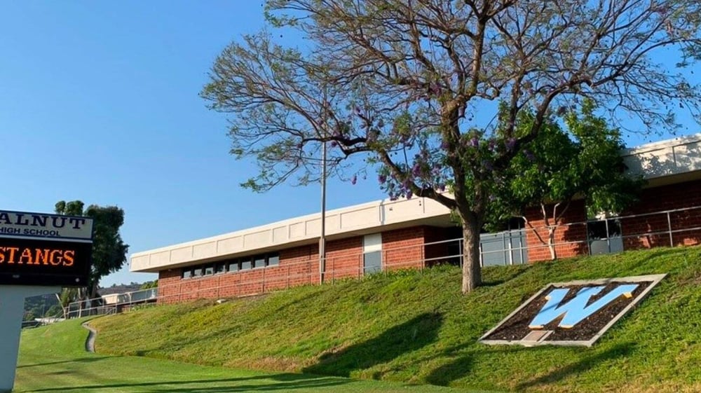 Das große Backsteingebäude mit dem Schriftzug Mustangs steht auf dem Gelände des Walnut Valley School District.