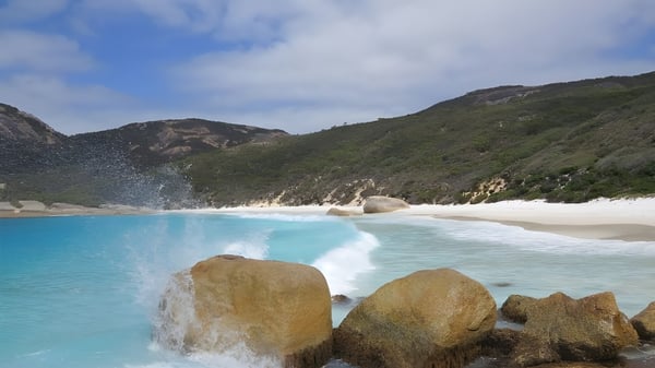 Eine türkisfarbene Lagune mit umgebenden felsigen Bergen auf dem Gelände des Wanneroo Secondary College.