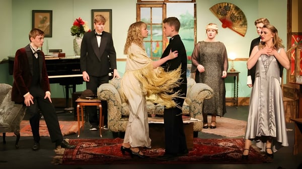 Eine Gruppe von Personen in formeller Kleidung bei einer Veranstaltung im repräsentativen Raum der Warminster School.