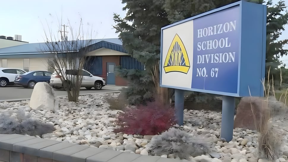 Das Hinweisschild der Warner School & Warner Hockey School mit Schulgebäude und Gartenanlage im Hintergrund.