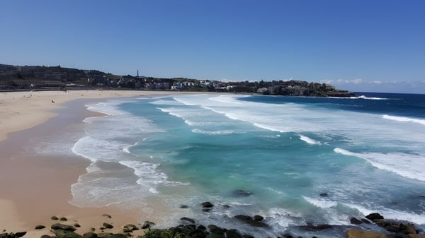 Eine malerische Küste mit klarem türkisfarbenem Wasser unter blauem Himmel, ohne direkten Bezug zur Warwick Senior High School.