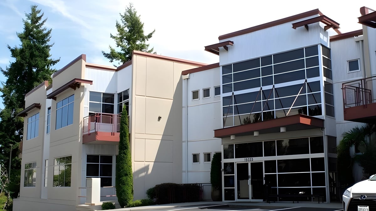 Das moderne mehrstöckige Gebäude der Washington Preparatory School ist von hohen Kiefern umgeben.