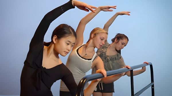 Drei Schülerinnen führen eine Tanzroutine in Sportkleidung auf dem Campus der Waterloo Catholic District School Board aus.