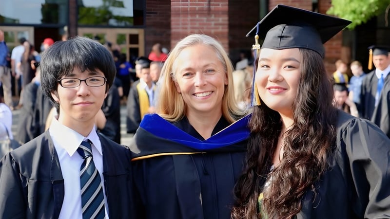 Drei Absolventinnen und Absolventen der Waterloo Region District School Board stehen gemeinsam bei der Abschlussfeier.