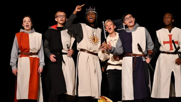 Schüler der Wayland Academy führen ein mittelalterliches Theaterstück in historischen Kostümen auf.