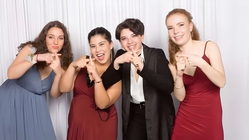 Vier Frauen in formeller Kleidung beim Fotoshooting am weißen Hintergrund an der Wellington Girls' College.