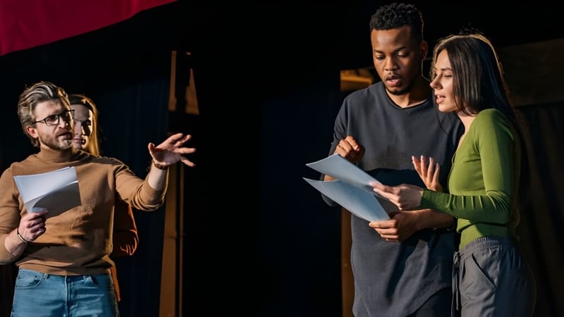 Drei Personen der Wellington Heights Secondary School führen eine Diskussion mit Papieren in der Hand.