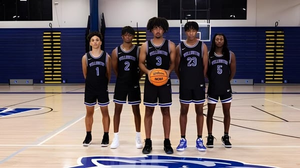 Fünf Schüler der Wellington High School stehen im schwarzen Trikot gemeinsam auf dem Basketballfeld.