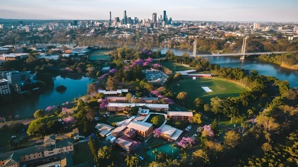 Grüner Park mit bunten Gebäuden auf dem Gelände der Wellington Point State High School mit Blick auf die Stadt.