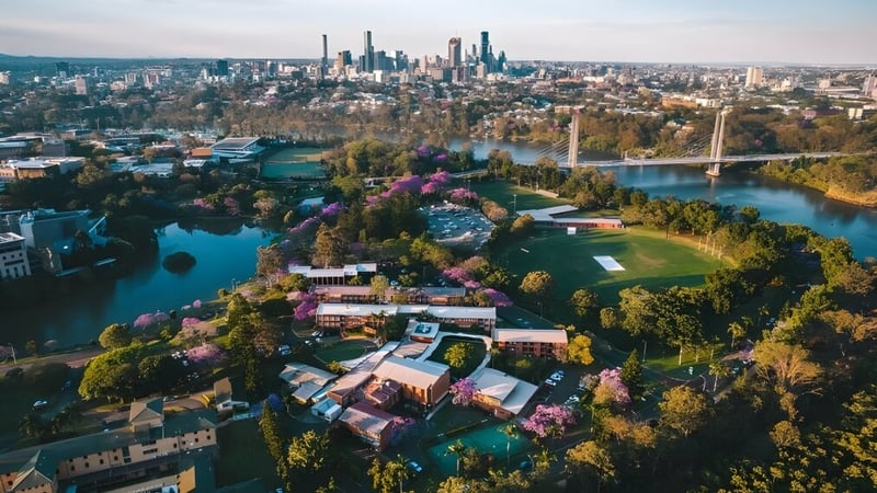 Grüner Park mit bunten Gebäuden auf dem Gelände der Wellington Point State High School mit Blick auf die Stadt.
