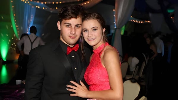 Ein junges Paar umarmt sich auf einer festlichen Veranstaltung der Wellington School.