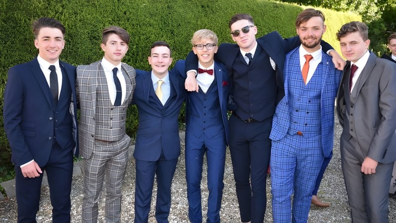 Eine Gruppe von Personen posiert gemeinsam bei einer Veranstaltung im Grünen auf dem Campus der Wells Cathedral School.