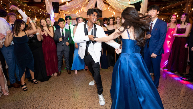 Schüler und Personen auf einer Tanzveranstaltung in festlicher Umgebung am Wentworth College.