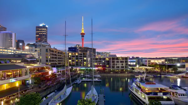 Blick auf einen Hafen und Wolkenkratzer bei Sonnenuntergang, nahe dem Campus des Wesley College.