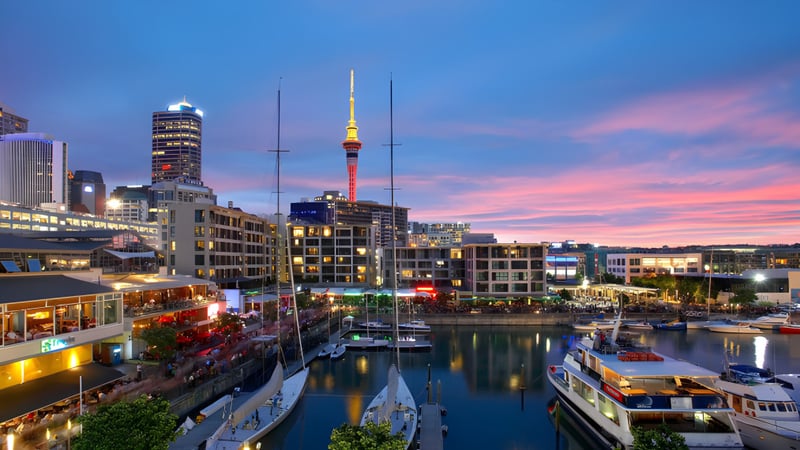 Blick auf einen Hafen und Wolkenkratzer bei Sonnenuntergang, nahe dem Campus des Wesley College.