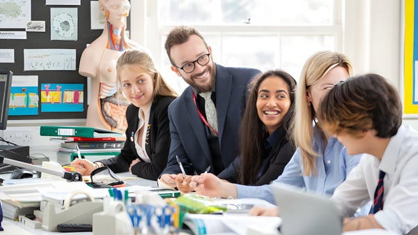 Eine Gruppe von Personen führt eine Besprechung in einem Büro auf dem Campus der West Buckland School.
