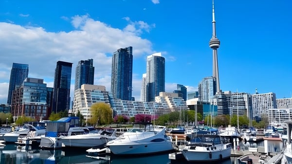 Der urbane Hafen mit modernen Hochhäusern und einem hohen Kommunikationsturm im Hintergrund auf dem Campus des West Humber Collegiate Institute.