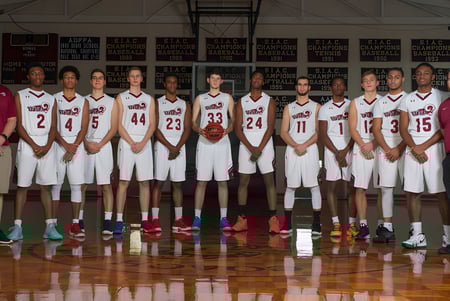 Eine Gruppe von Schülern der West Nottingham Academy posiert gemeinsam auf dem Basketballplatz mit Bannern im Hintergrund.
