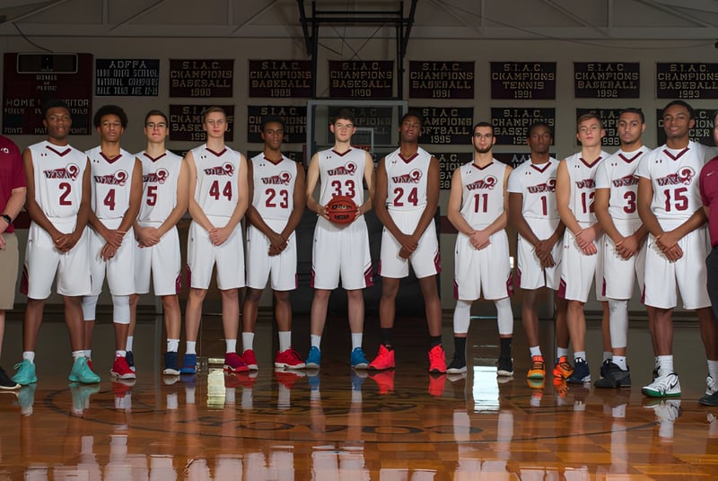 Eine Gruppe von Schülern der West Nottingham Academy posiert gemeinsam auf dem Basketballplatz mit Bannern im Hintergrund.