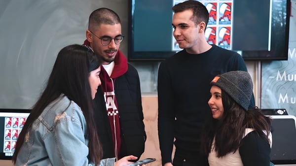 Eine Gruppe von Schülerinnen und Schülern interagiert gemeinsam auf dem Campus der West Vancouver Secondary.