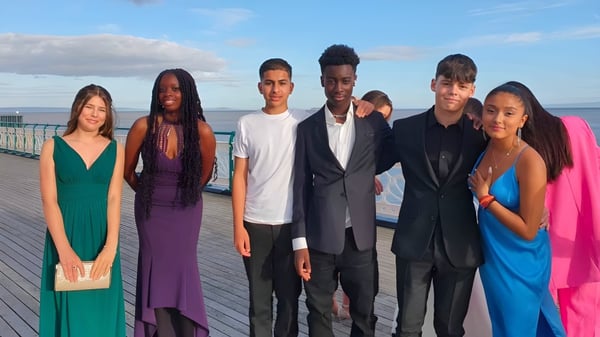 Eine Gruppe von Schülerinnen und Schülern steht auf einem hölzernen Steg über dem Wasser auf dem Gelände der Westbourne School.