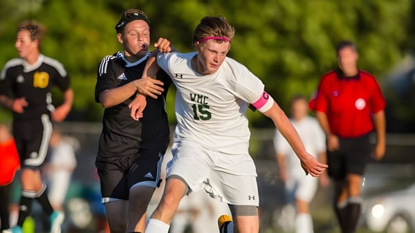 Zwei Schüler der Western Michigan Christian School spielen auf dem Fußballfeld gegeneinander.