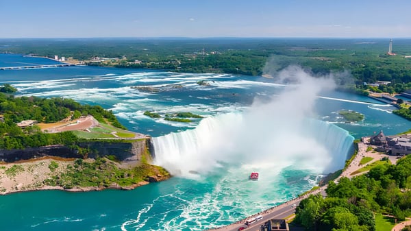 Luftaufnahme der Niagara Falls mit Wasserfall und umgebender Vegetation nahe der Western Technical-Commercial School.