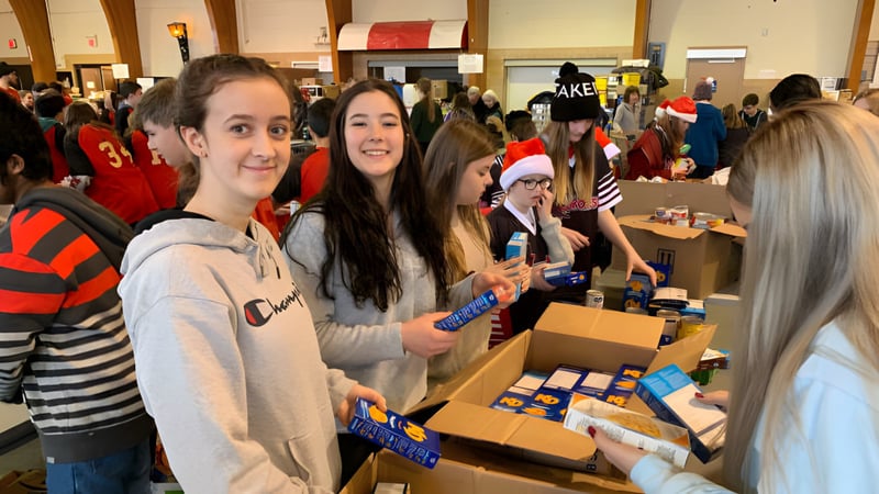 Eine Gruppe Schüler versammelt sich in einem Bereich des Westgate Collegiate & Vocational Institute mit verschiedenen Gegenständen im Vordergrund.