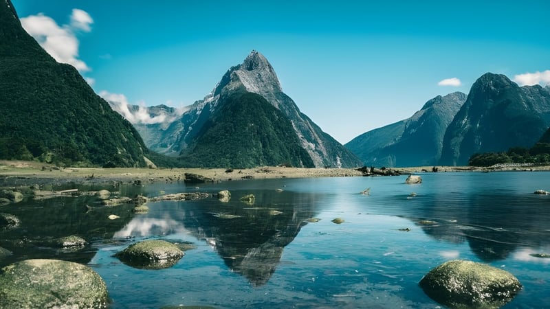 Der ruhige See mit schneebedeckten Bergen und grünen Wäldern ist in der Umgebung der Westlake Girls High School zu sehen.