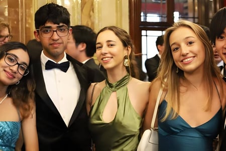 Eine Gruppe von Schülerinnen und Schülern der Westminster School posiert bei einer formellen Veranstaltung vor dekorativem Hintergrund.