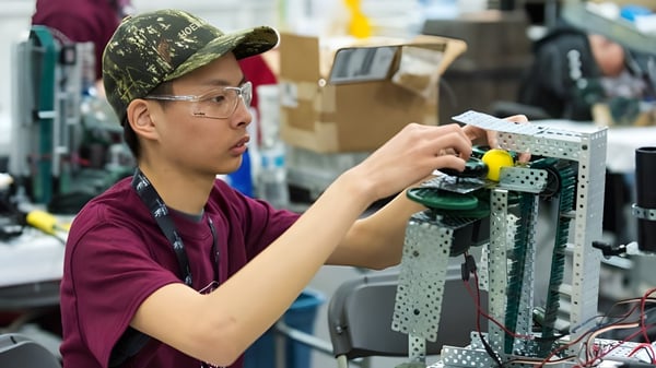 Ein Schüler der Westmount High School arbeitet in der Werkstatt an einem elektronischen Gerät.