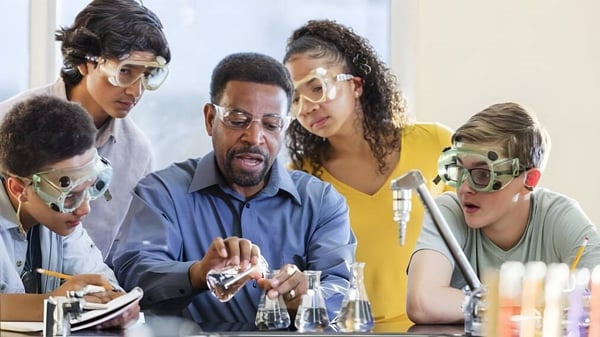 Eine Gruppe von Schülerinnen und Schülern arbeitet gemeinsam an einem wissenschaftlichen Projekt im Labor der Westonbirt School.