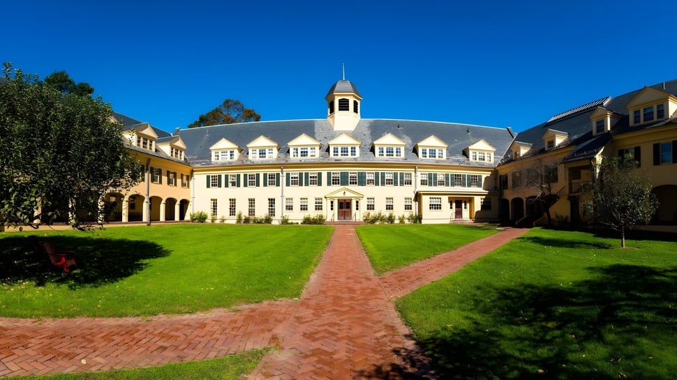 Das historische Hauptgebäude mit zentralem Turm steht auf dem Gelände der Westover School umgeben von gepflegtem Rasen und einem Backsteinweg.