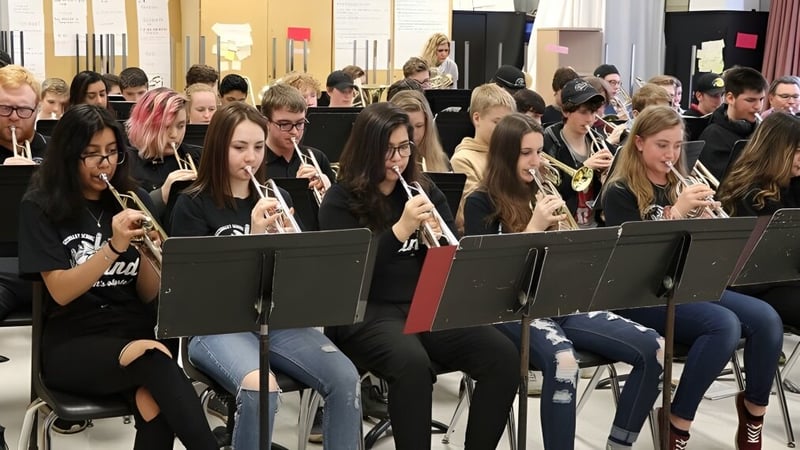Schüler der Westside Secondary School sitzen in einem Computerraum und arbeiten an elektronischen Geräten.