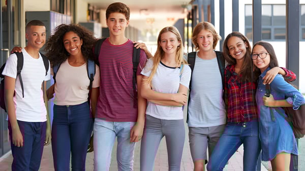 Eine Gruppe von Schülern steht gemeinsam im Flur der Westview Freedom Academy in bunter Freizeitkleidung.