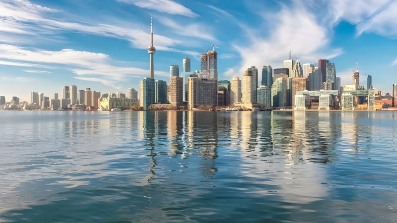 Blick auf die Skyline mit Wolkenkratzern vor klarem Himmel bei Westview Secondary School.