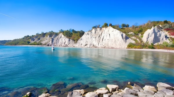 Die natürliche Küstenlandschaft mit weißen Klippen und türkisfarbenem Wasser in der Umgebung der Westview Freedom Academy.