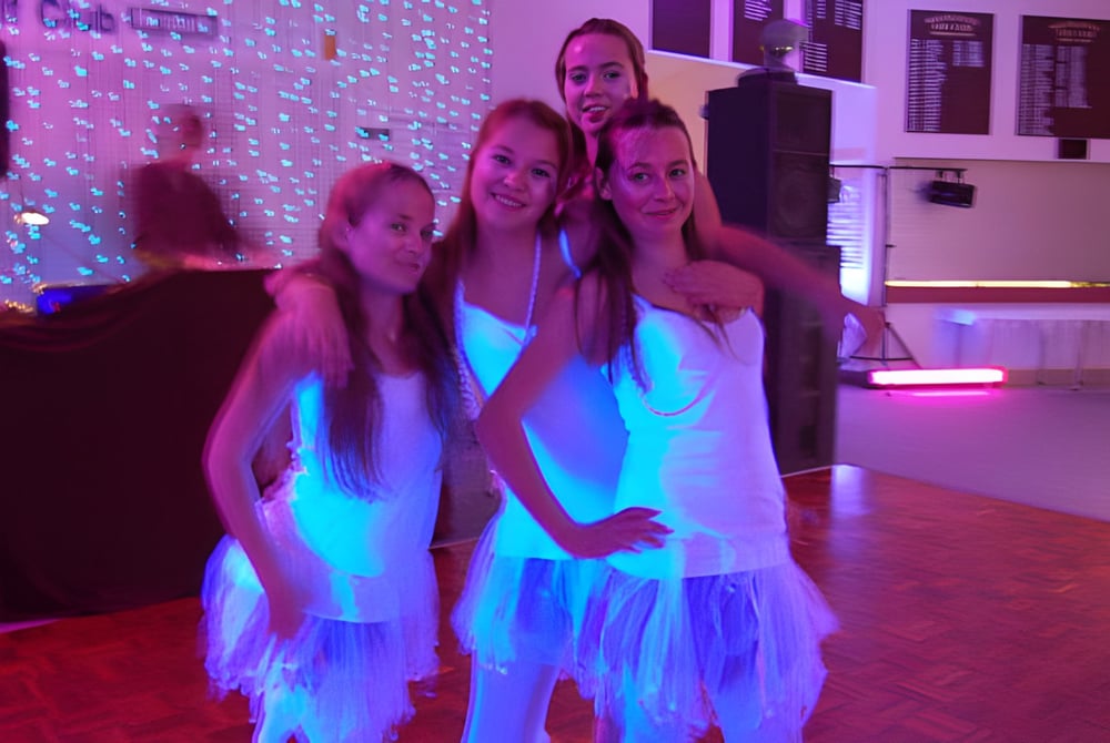 Schülerinnen der Whangamata Area School posieren gemeinsam in einem festlich dekorierten Raum.