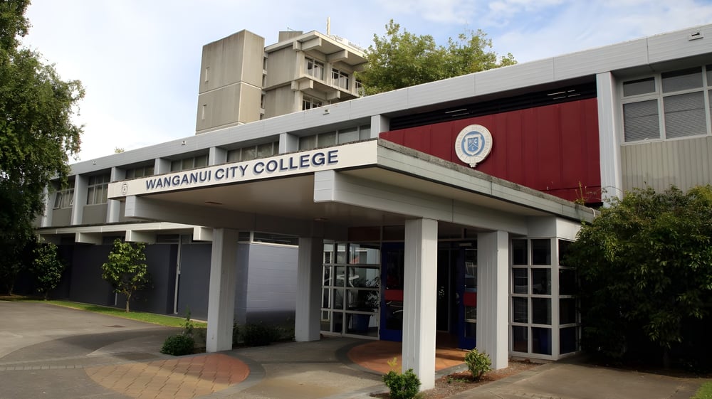 Der Eingang des Whanganui City College ist von Bäumen und Grünanlagen umgeben.