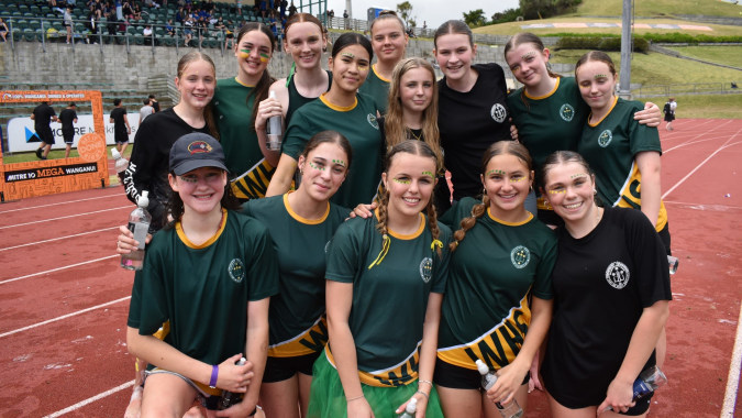 Eine Gruppe von Schülerinnen in Sportuniformen posiert gemeinsam auf dem Sportfeld des Whanganui Girls’ College.