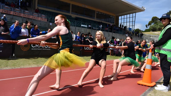 Schülerinnen des Whanganui Girls’ College nehmen an einem sportlichen Wettkampf teil.