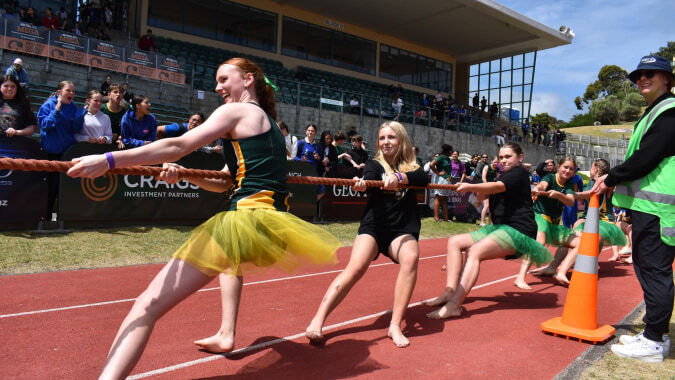 Schülerinnen des Whanganui Girls’ College nehmen an einem Sportereignis auf dem Sportplatz teil.