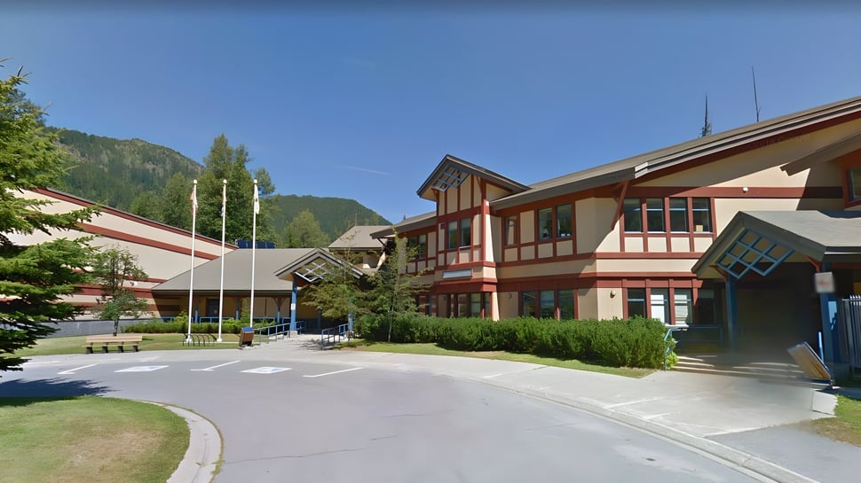 Blick auf eine malerische Landschaft mit traditioneller Dorfarchitektur in der Nähe der Whistler Secondary School.