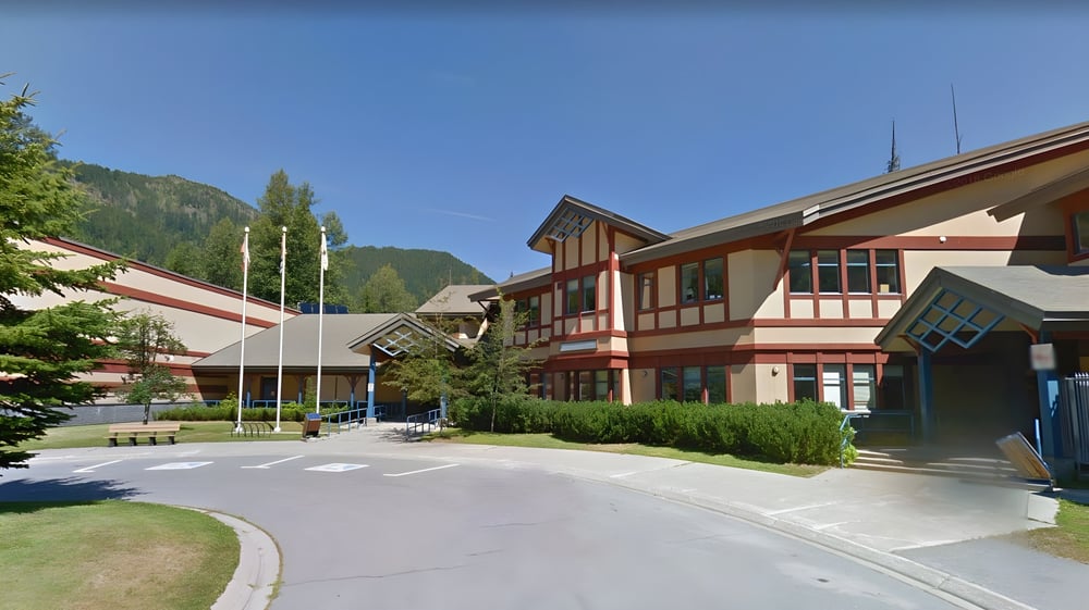 Blick auf eine malerische Landschaft mit traditioneller Dorfarchitektur in der Nähe der Whistler Secondary School.